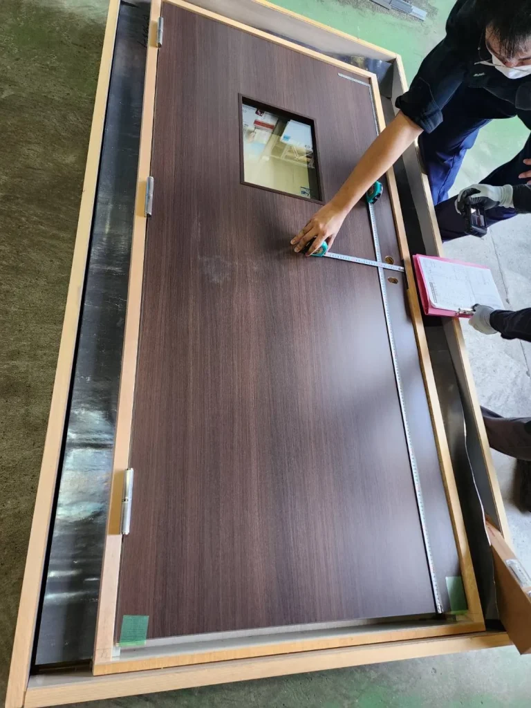 製作図による扉と枠の整合性チェック中